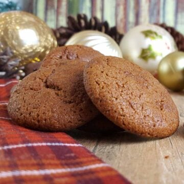 Crisp gingersnaps with fresh ginger as a favorite Christmas cookie.