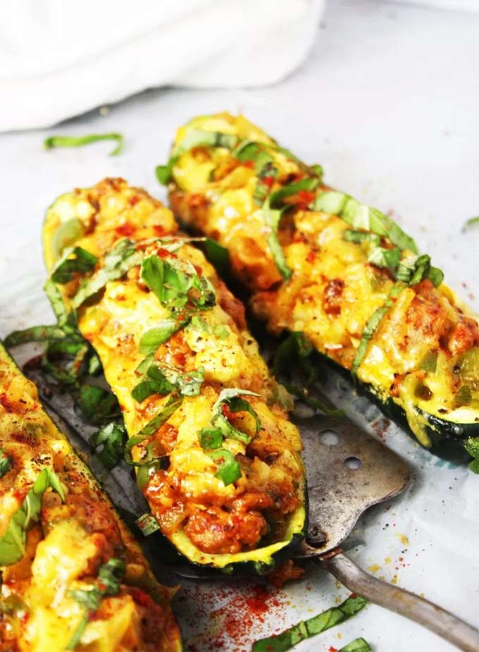 Cheddar and sausage stuffed zucchini boats - recipe by The Garlic Diaries