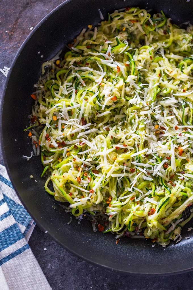 Garlic Parmesan zoodles - recipe by Gimme Delicious Food