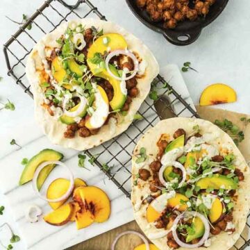 BBQ chickpea flatbread with peaches & jalapeno-plum BBQ sauce. Recipe by Keepin It Kind