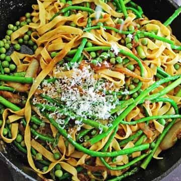 Asparagus pasta with peas and caramelized onion sauce recipe by Rhubarbarians