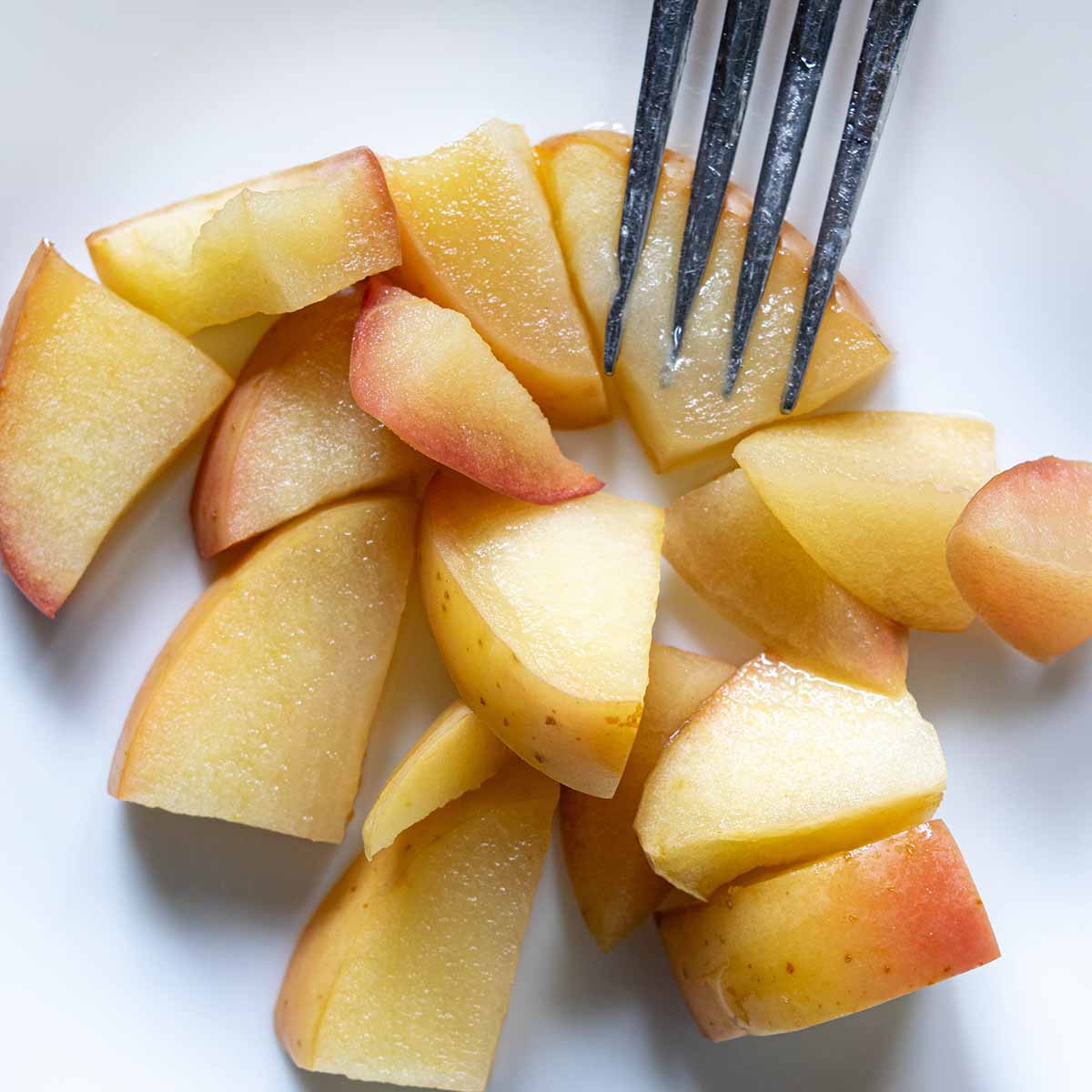 Honeycrisp apple pie baking test: slices remain firm once baked.