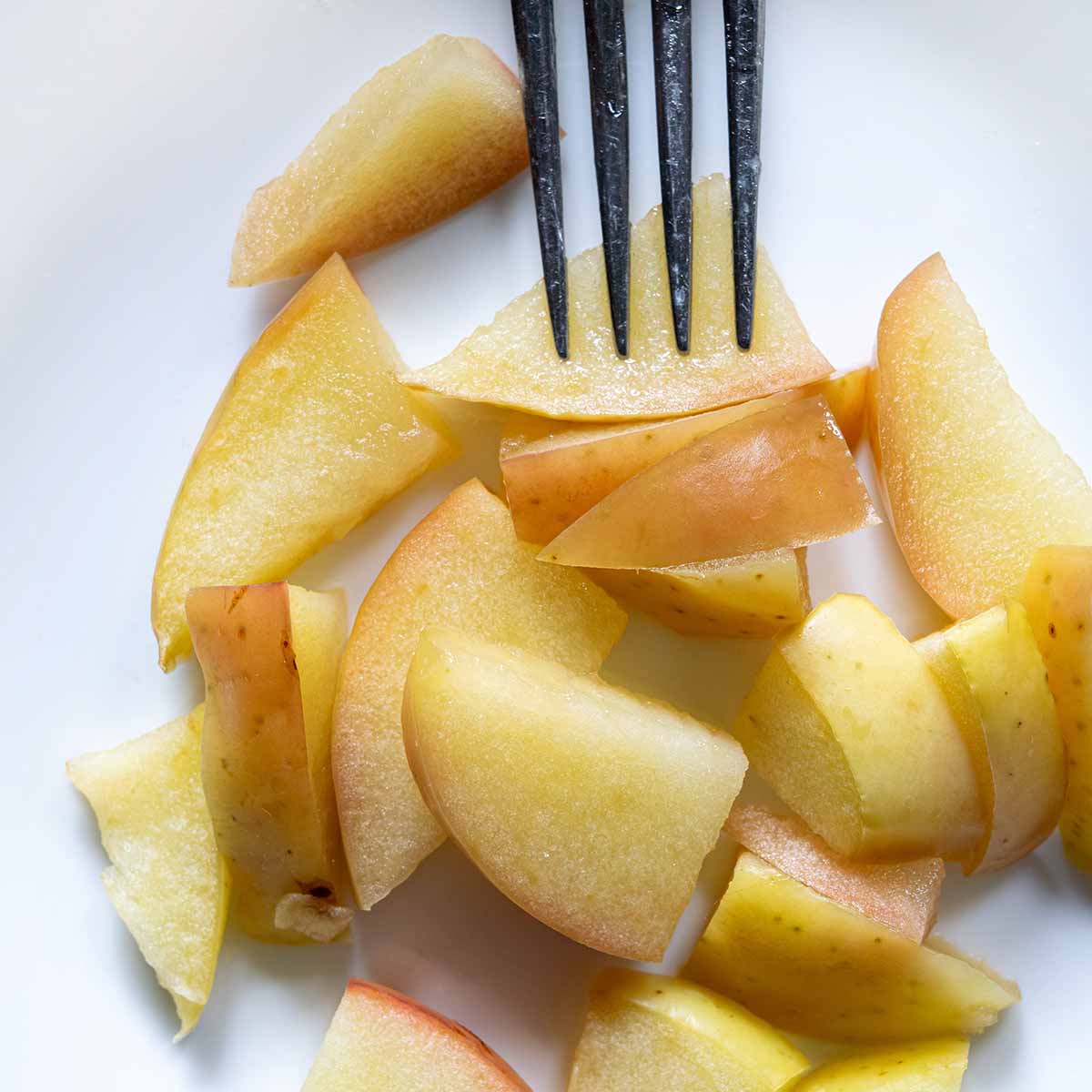 Pink Lady apples in a pie baking test: The slices are firm and hold their shape in a pie.