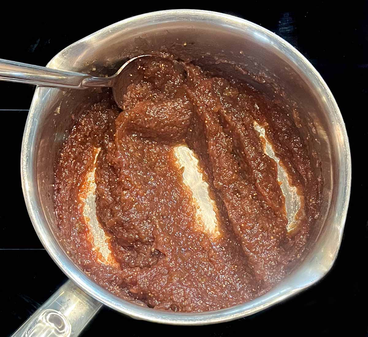 A pan of fresh fig filling that has been cooked to a thick consistency