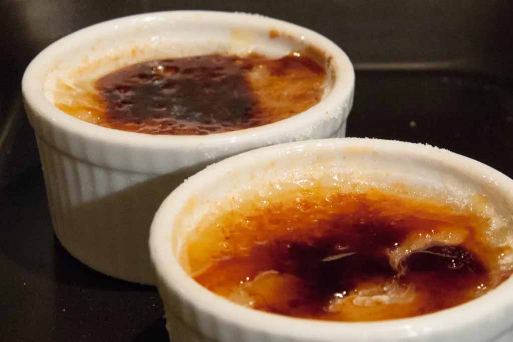 Pawpaw creme brulee ramekinben az asztalon. Ellen Zachos, a Backyard Forager receptje.