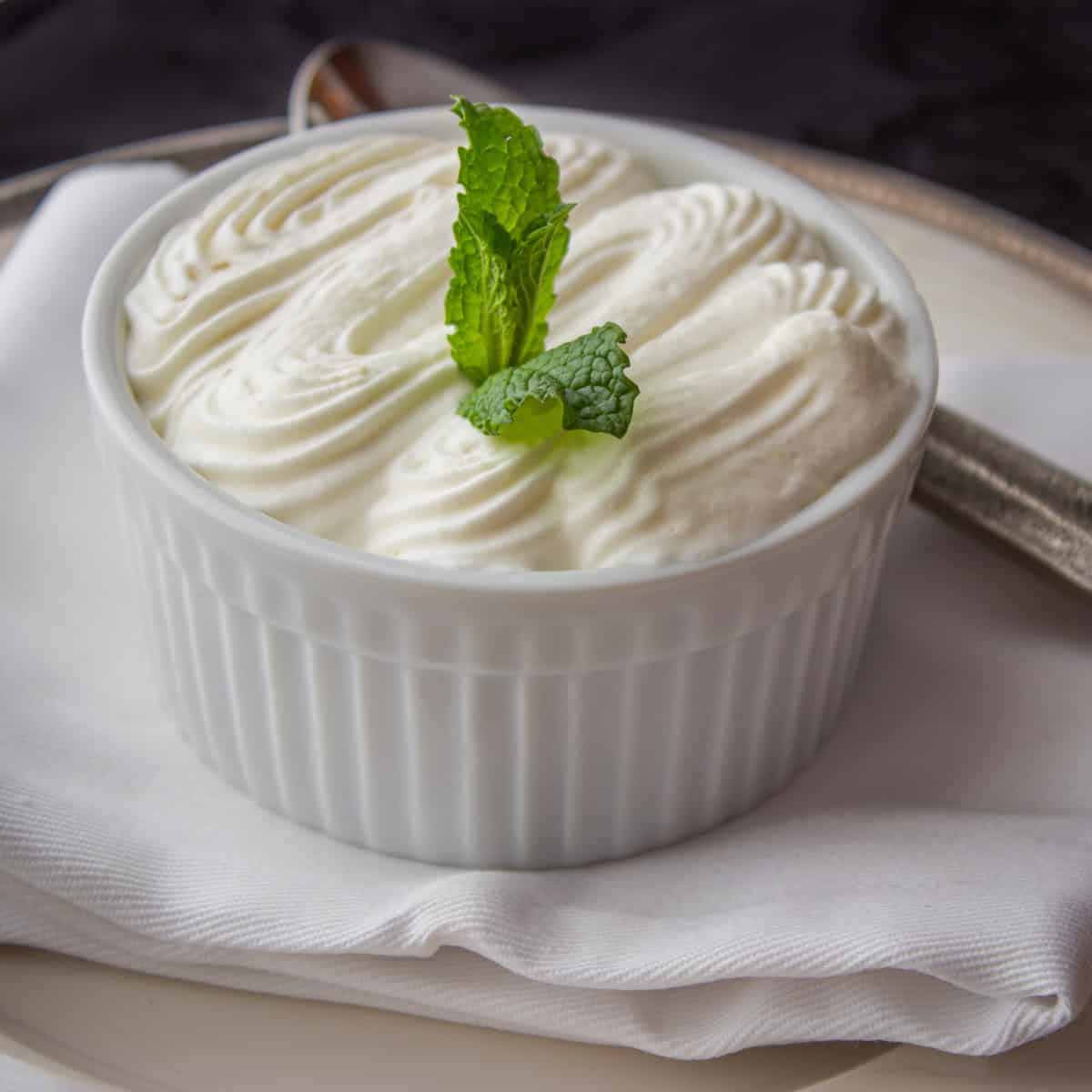 Pawpaw puding ramekinben tejszínhabbal. Forager Chef receptje.