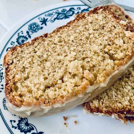 Pawpaw fűszertorta szeletek tányéron, a Coconut Lime blogról