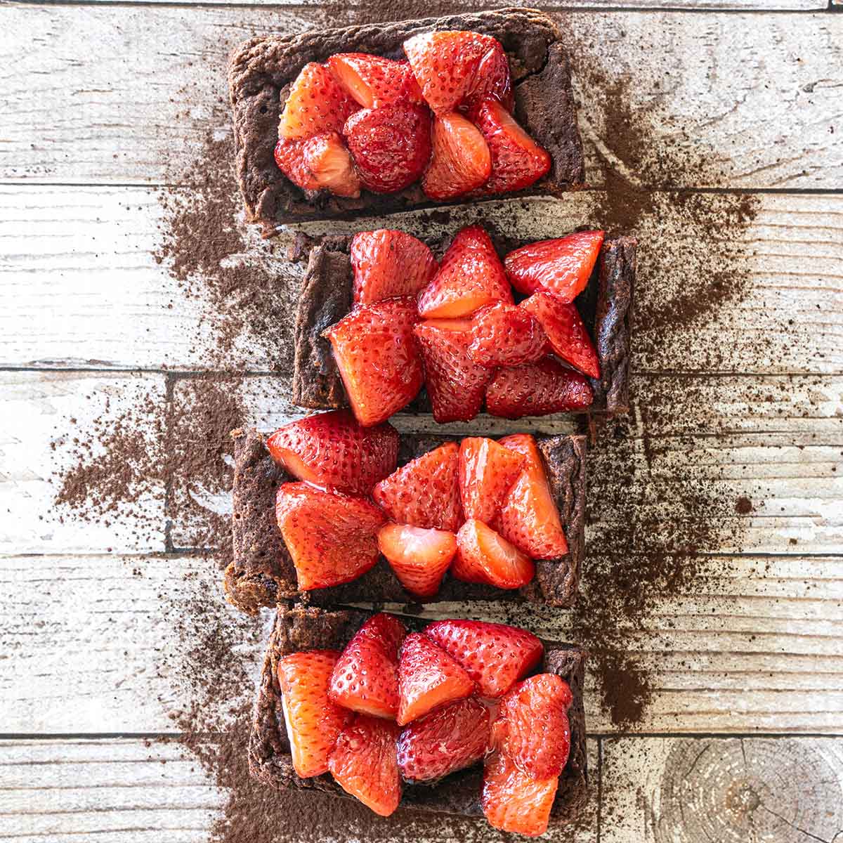 A flourless chocolate torte (also a flourless chocolate cake), topped with roasted strawberries. A recipe that makes 4 servings.